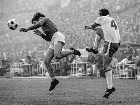 Karol Dobiaš a Gerald Francis v zápase kvalifikácie ME 1976 Československo - Anglicko (2:1) 30. októbra 1975 v Bratislave.
