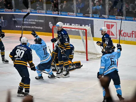 Hráči tímu HC Slovan Bratislava sa radujú po strelení gólu na 1:0 počas zápasu 13. kola hokejovej Tipsport ligy HC Slovan Bratislava - HK Spišská Nová Ves.