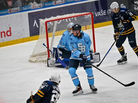 Mathias Laferriere (HK Spišská Nová Ves) strieľa vyrovnávajúci gól na 1:1 počas zápasu 13. kola hokejovej Tipsport ligy HC Slovan Bratislava - HK Spišská Nová Ves.
- BAX