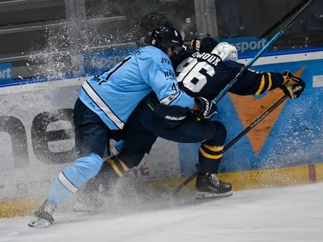 Dominik Jendek (HC Slovan Bratislava) a Damien Giroux (HK Spišská Nová Ves)  bojujú o puk pri mantineli počas zápasu 13. kola hokejovej Tipsport ligy HC Slovan Bratislava - HK Spišská Nová Ves.