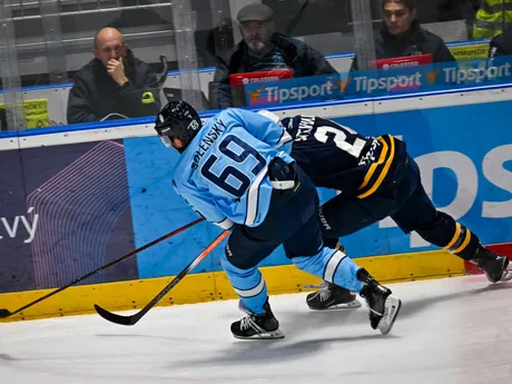 Samuel Solenský (HC Slovan Bratislava) a Patrik Števuliak (HK Spišská Nová Ves) bojujú o puk počas zápasu 13. kola hokejovej Tipsport ligy.