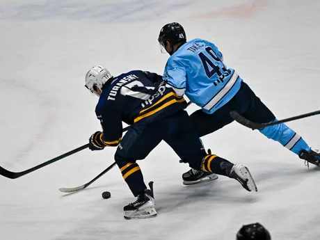 Artur Turanský (HK Spišská Nová Ves) a Samuel Takáč (HC Slovan Bratislava) bojujú o puk počas zápasu 13. kola hokejovej Tipsport ligy.