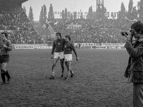 Brankár Ivo Viktor a obrancovia Anton Ondruš a Ladislav Jurkemik po zápase kvalifikácie ME 1976 Československo - Anglicko (2:1) 30. októbra 1975 v Bratislave.