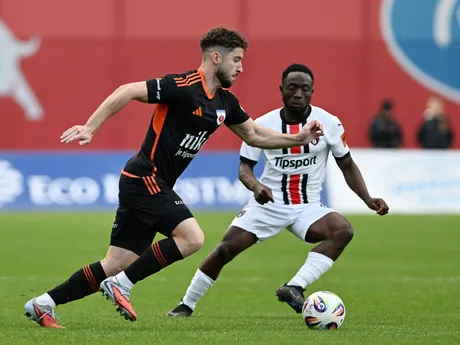 Hráč Trnavy Philip Azango a hráč Ružomberka Alexander Mojžiš počas zápasu 12. kola Niké ligy medzi MFK Ružomberok a FC Spartak Trnava. 