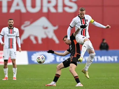 Kapitán Trnavy Roman Procházka a hráč Ružomberka Alexander Selecký počas zápasu 12. kola Niké ligy medzi MFK Ružomberok a FC Spartak Trnava.