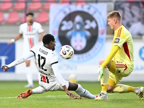 Hráč Trnavy Abdulrahman Taiwo a brankár Ružomberka Dominik Ťapaj počas zápasu 12. kola Niké ligy medzi MFK Ružomberok a FC Spartak Trnava.