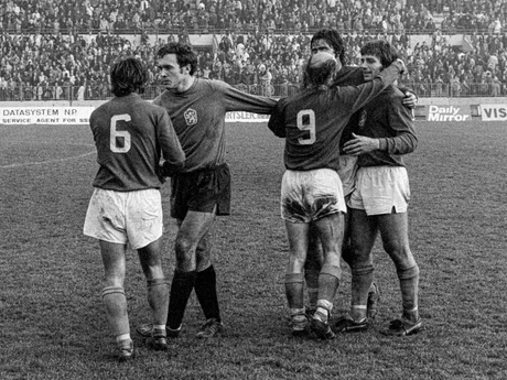 Lubomír Knapp, Ivo Viktor, Anton Ondruš, Jaroslav Pollák a Ladislav Jurkemik po zápase kvalifikácie ME 1976 Československo - Anglicko (2:1) 30. októbra 1975 v Bratislave.
