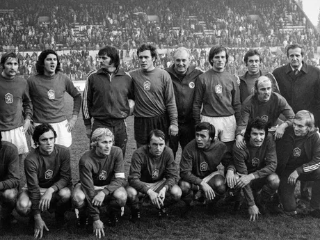 Československý tím po víťazstve nad Anglickom v zápase kvalifikácie ME 1976 Československo - Anglicko (2:1) 30. októbra 1975 v Bratislave.
Stojaci zľava: Zdeněk Nehoda, Karol Dobiaš, Jozef Čapkovič, Ivo Viktor, masér Vlastimil Růžička, Ladislav Jurkemik, Jozef Móder, Jaroslav Pollák, lekár Miloslav Kundrát, asistent trénera Jozef Vengloš. V podrepe zľava Anton Ondruš, Marian Masný, Ján Pivarník, Přemysl Bičovský, Lubomír Knapp, Dušan Galis, Ján Švehlík. Chýba tréner Václav Ježek a vylúčený brankár Alexander Vencel.