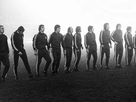 Československí hráči pred nedohraným zápasom kvalifikácie ME 1976 ČSSR - Anglicko (2:1) 29. októbra 1975 v Bratislave na Tehelnom poli.
Zľava Bičovský, Nehoda, Gögh, Jurkemik, Pollák, Knapp, Masný, Galis, Ondruš, Viktor, Pivarník. 