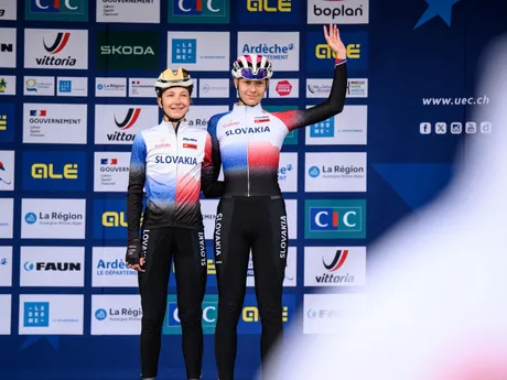 Viktória Chladoňová (vľavo) a Sofia Ungerová pred štartom pretekov U23 na ME v cyklistike 2025.