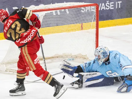 Na snímke sprava brankár Patrik Andrisik (Slovan) zneškodňuje trestné streľanie a Hunter Fejes (Prešov) počas zápasu 16. kola hokejovej Tipsport ligy medzi HC Slovan Bratislava - HC Prešov.