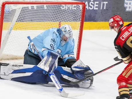 Na snímke zľava Patrik Andrisik (Slovan) a Samuel Chalupa (Prešov) počas zápasu 16. kola hokejovej Tipsport ligy medzi HC Slovan Bratislava - HC Prešov.