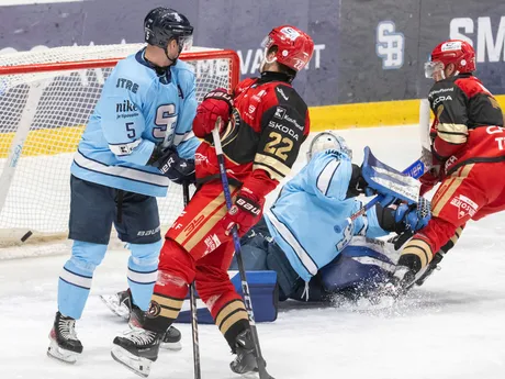 Na snímke (v belasom zľava Igor Bačík, brankár Patrik Andrisik (obaja Slovan),druhý zľava Hunter Fejes a Samuel Hain (obaja Prešov) strieľa gól počas zápasu 16. kola hokejovej Tipsport ligy medzi HC Slovan Bratislava - HC Prešov.