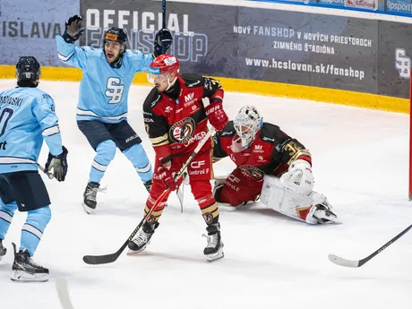 Na snímke gól zľava radujúci sa Ryan Dmowski, Liam Pecararo (obaja Slovan), Samuel Hain a brankár Jaroslav Janus (Prešov) počas zápasu 16. kola hokejovej Tipsport ligy medzi HC Slovan Bratislava - HC Prešov.