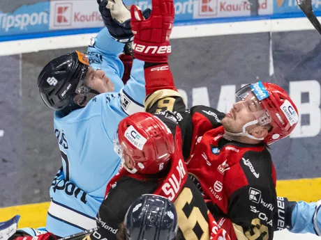 Na snímke v belasom vľavo Andrej Fabuš, v popredí vľavo Roman Kukumberg (obaja Slovan), vpravo Robert Bačo a uprostred Jakub Suja (obaja Prešov) počas zápasu 16. kola hokejovej Tipsport ligy medzi HC Slovan Bratislava - HC Prešov.
