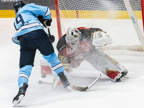 Na snímke zľava Samuel Takáč (Slovan) a Jaroslav Janus (Prešov) počas zápasu 16. kola hokejovej Tipsport ligy medzi HC Slovan Bratislava - HC Prešov.