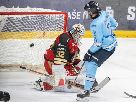 Na snímke sprva strieľa gól na 3:0 pre Slovan Brendan Shinnimin (Slovan) a brankár Jaroslav janus (Prešov) počas zápasu 16. kola hokejovej Tipsport ligy medzi HC Slovan Bratislava - HC Prešov.