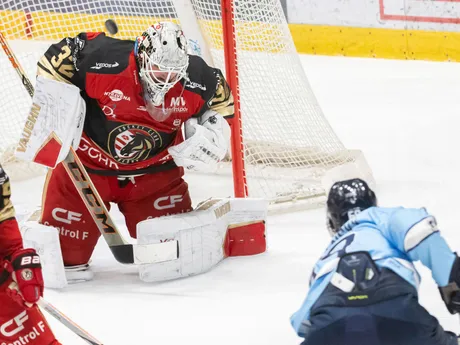 Na snímke sprava strieľa gól Samuel Solenský (Slovan) a brankár Jaroslav Janus (Prešov) počas zápasu 16. kola hokejovej Tipsport ligy medzi HC Slovan Bratislava - HC Prešov.