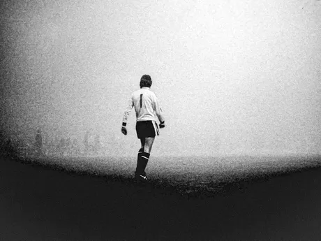 Brankár Anglicka Raymond Clemence v nedohranom zápase kvalifikácie ME 1976 ČSSR - Anglicko (2:1) 29. októbra 1975 v Bratislave na Tehelnom poli.

