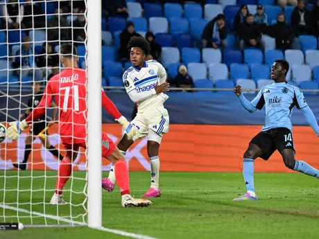 Futbalista Slovana Alasana Yirajang (vpravo) si strieľa vlastný gól v zápase proti Štrasburgu.