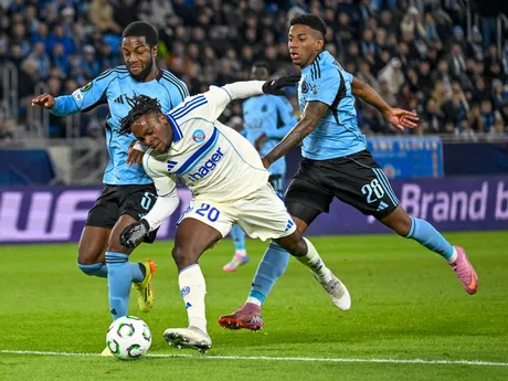 Útočník Štrasburgu Martial Godo v súboji so Cesarom Blackmanom (vpravo) a Sandrom Cruzom.