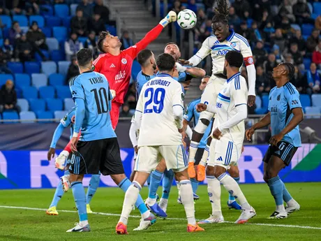 Brankár Dominik Takáč zasahuje v zápase Slovan Bratislava - Racing Štrasburg. 