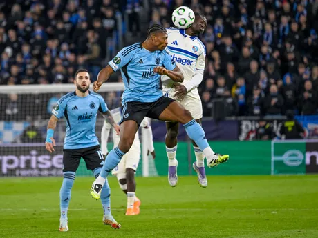 Rahim Ibrahim hlavičkuje v zápase Konferenčnej ligy Slovan Bratislava - Racing Štrasburg. 