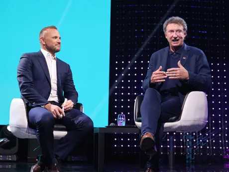 Marián Gáborík (vľavo) a Wayne Gretzky (vpravo) počas biznisovej konferencie Bikoss 2025. 