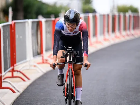 Nina Andacká v časovke junioriek na ME v cyklistike 2025.