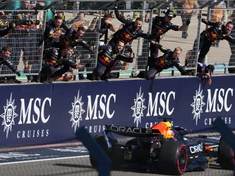 Mechanici Red Bullu sa tešia z víťazstva Maxa Verstappena na Veľkej cene USA 2025.