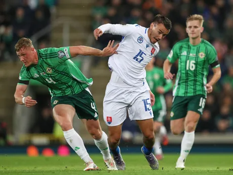 Daniel Ballard a David Strelec počas zápasu Severné Írsko - Slovensko v kvalifikácii MS vo futbale 2026. 