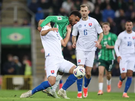 Ľubomír Šatka a Jamie Reid počas zápasu Severné Írsko - Slovensko v kvalifikácii MS vo futbale 2026. 