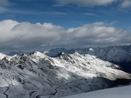 Svah počas obrovského slalomu žien v rakúskom Söldene. 