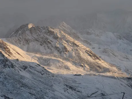 Svah počas obrovského slalomu žien v rakúskom Söldene. 