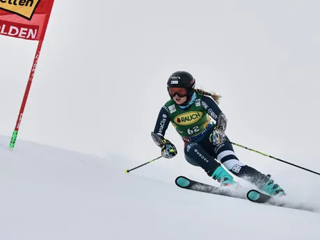 Rebeka Jančová počas obrovského slalomu žien v rakúskom Söldene. 