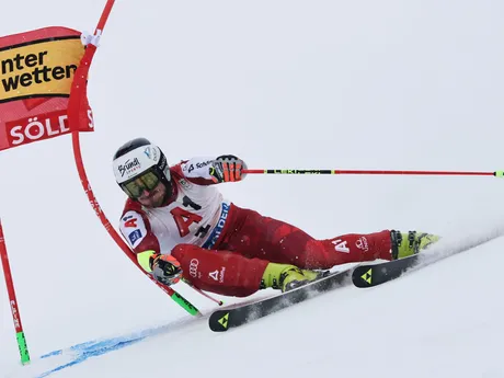 Stefan Brennsteiner počas obrovského slalomu mužov v Söldene. 