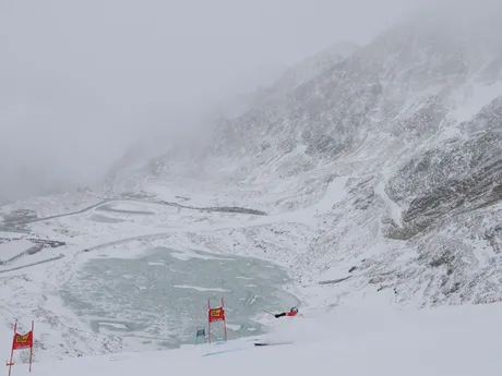 Marco Odermatt počas obrovského slalomu mužov v Söldene. 