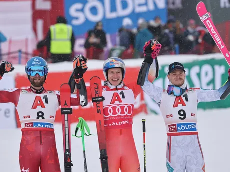 Marco Odermatt, Marco Schwarz a Atle Lie McGrath počas obrovského slalomu mužov v Söldene. 