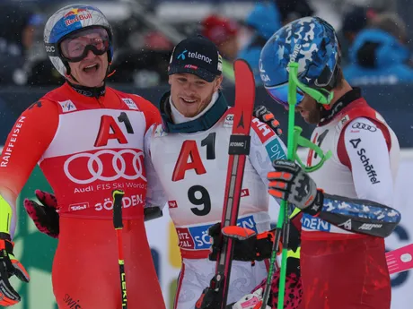 Marco Odermatt, Atle Lie McGrath a Marco Schwarz počas obrovského slalomu mužov v Söldene. 