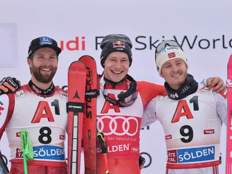 Marco Odermatt, Marco Schwarz a Atle Lie McGrath počas obrovského slalomu mužov v Söldene. 