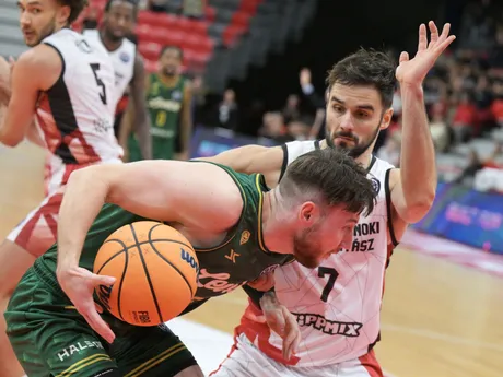 Patrik Pažický (Patrioti Levice) a Gábor Rudner (Szolnoki Olajbányász) bojujú o loptu počas zápasu 1. kola F-skupiny basketbalovej Ligy majstrov.