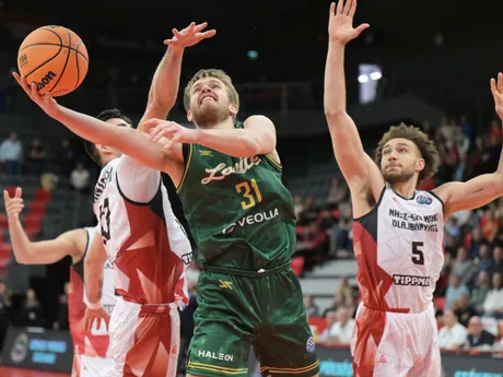 Samuel Solčánsky (Patrioti Levice) a Ryland Holt (Szolnoki Olajbányász) bojujú o loptu počas zápasu 1. kola F-skupiny basketbalovej Ligy majstrov mužov.