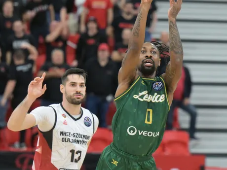 Rickey McGill (Patrioti Levice) a Boris Krnjajski (Szolnoki Olajbányász) počas zápasu 1. kola F-skupiny basketbalovej Ligy majstrov mužov.