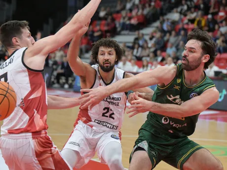 Will Carius (Patrioti Levice) a uprostred Brady Skeens (Szolnoki Olajbányász) počas zápasu 1. kola F-skupiny basketbalovej Ligy majstrov.