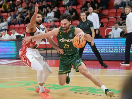 Will Carius (Patrioti Levice) a Brady Skeens (Szolnoki Olajbányász) počas zápasu 1. kola F-skupiny basketbalovej Ligy majstrov.
