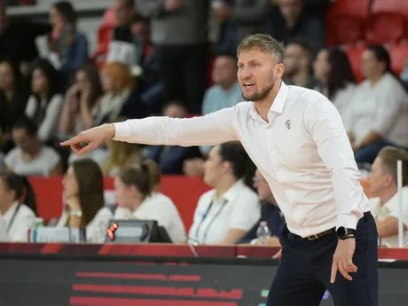 Tréner Levíc Michal Madzin gestikuluje  počas zápasu 1. kola F-skupiny basketbalovej Ligy majstrov mužov Szolnoki Olajbányász - Patrioti Levice.