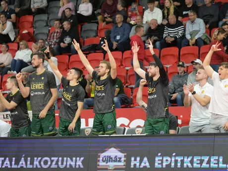 Hráči Levíc povzbudzujú zo striedačky počas zápasu 1. kola F-skupiny basketbalovej Ligy majstrov mužov Szolnoki Olajbányász - Patrioti Levice.
