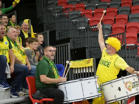 Fanklub Levíc povzbudzuje počas zápasu 1. kola F-skupiny basketbalovej Ligy majstrov mužov Szolnoki Olajbányász - Patrioti Levice.