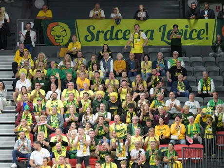 Fanklub Levíc povzbudzuje počas zápasu 1. kola F-skupiny basketbalovej Ligy majstrov mužov Szolnoki Olajbányász - Patrioti Levice.