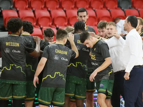 Hráči Levíc počas zápasu 1. kola F-skupiny basketbalovej Ligy majstrov mužov Szolnoki Olajbányász - Patrioti Levice.